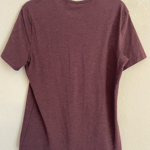 Lululemon Men's Basic Tee in a burgundy or "Heathered Black Plum" shade Small - Picture 3 of 6